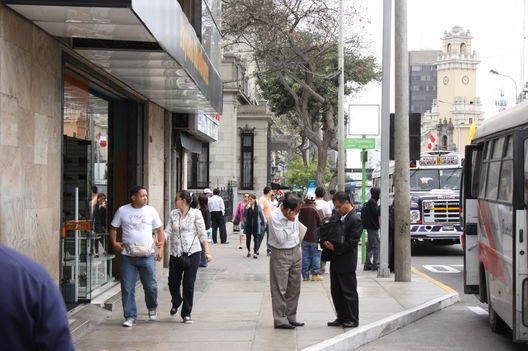 Unos paseantes en la Avenida Larco de Miraflores