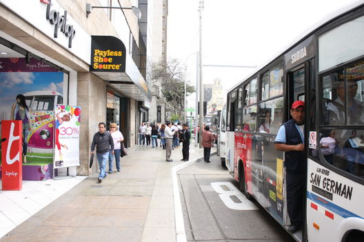 Unos paseantes en la Avenida Larco de Miraflores