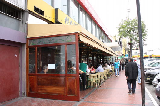 Cientos de personas concurren cada día al Café Haití ubicado en Miraflores