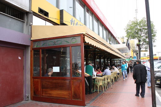 Cientos de personas concurren cada día al Café Haití ubicado en Miraflores