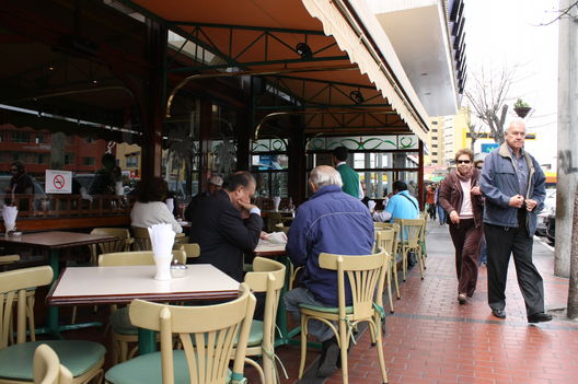 Cientos de personas concurren cada día al Café Haití ubicado en Miraflores