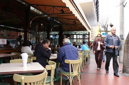 Cientos de personas concurren cada día al Café Haití ubicado en Miraflores