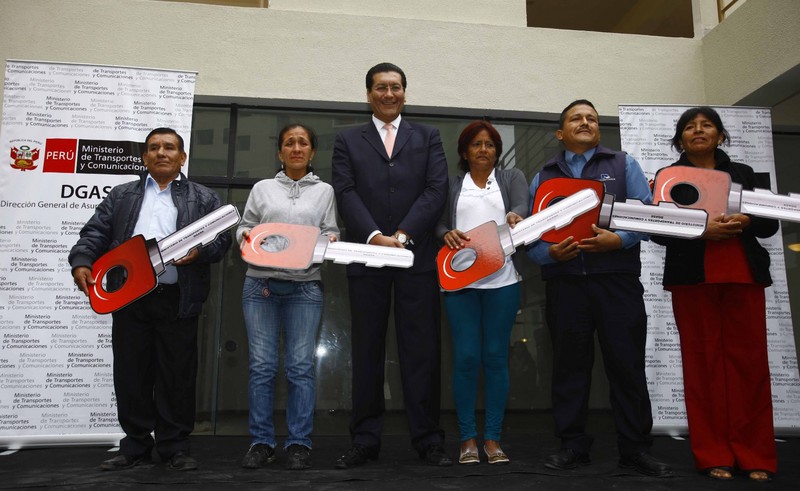 Carlos Paredes, ministro de Transportes, entrega departamentos a familias que abandonaron terrenos en el Aeropuerto Jorge Chávez