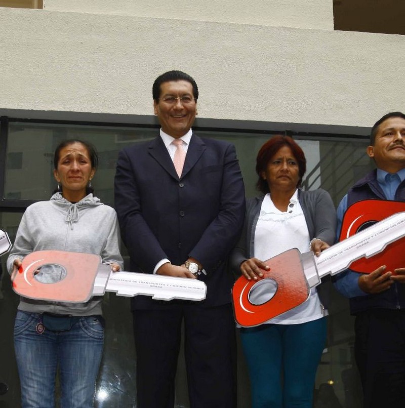 Carlos Paredes, ministro de Transportes, entrega departamentos a familias que abandonaron terrenos en el Aeropuerto Jorge Chávez