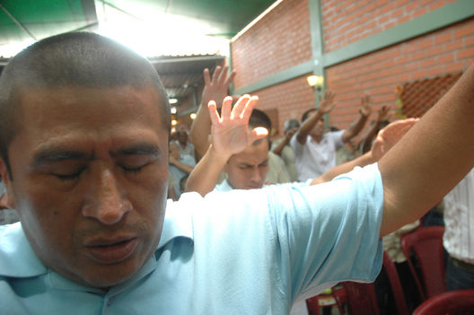 Pacientes del Centro Victoria en plena oración en Barrios Altos