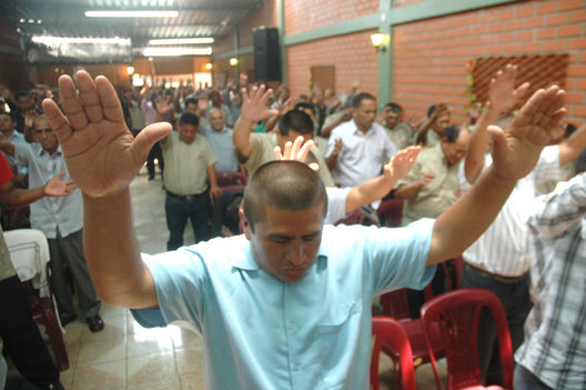 Pacientes del Centro Victoria en plena oración en Barrios Altos