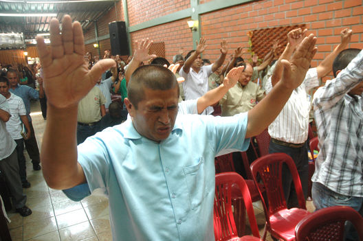 Pacientes del Centro Victoria en plena oración en Barrios Altos