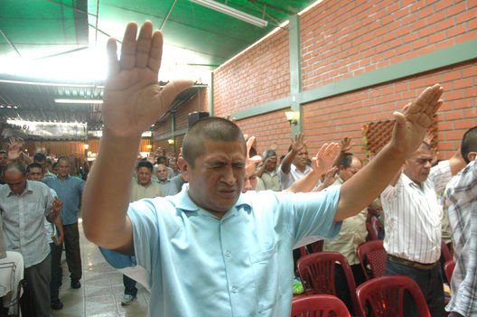 Pacientes del Centro Victoria en plena oración en Barrios Altos