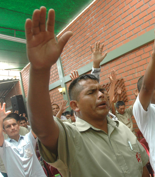 Pacientes del Centro Victoria en plena oración en Barrios Altos