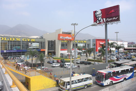 Unas tomas de la fachada del Centro Comercial Megaplaza en Los Olivos