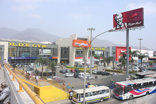 Unas tomas de la fachada del Centro Comercial Megaplaza en Los Olivos