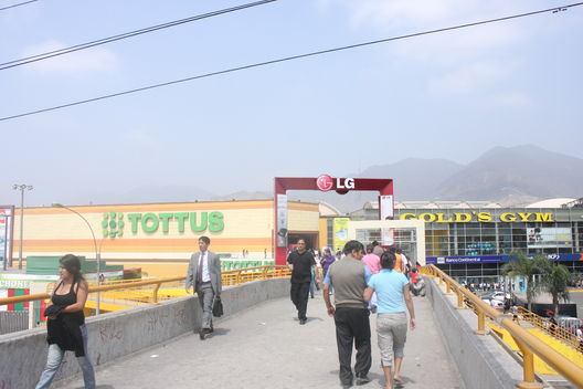 Unas tomas de la fachada del Centro Comercial Megaplaza en Los Olivos