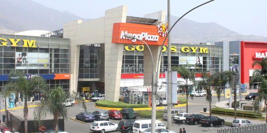Unas tomas de la fachada del Centro Comercial Megaplaza en Los Olivos