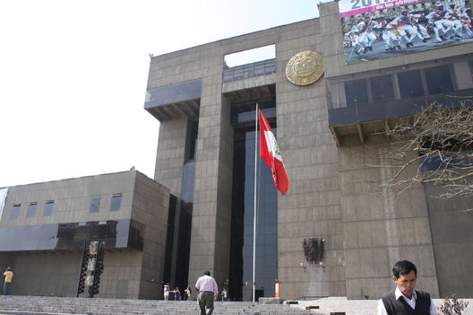 Vistas de la fachada del Museo de la Nación de Lima