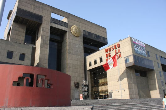 Vistas de la fachada del Museo de la Nación de Lima