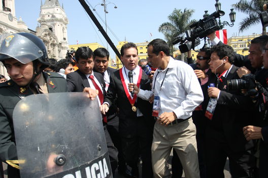 El Segundo vicepresidente de la República Omar Chehadé una presa de los periodistas
