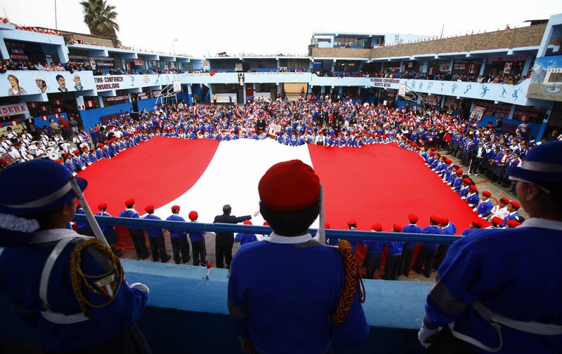 Decenas de escolares del colegio 2049 San Felipe, Comas pasearon bandera más grande del Perú