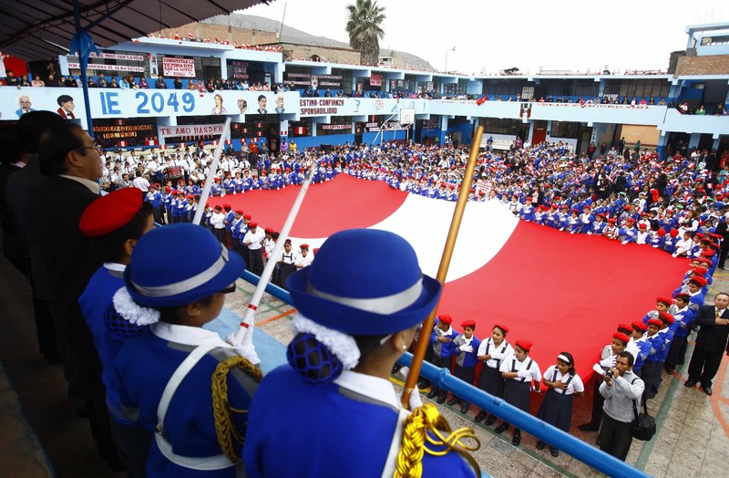 Decenas de escolares del colegio 2049 San Felipe, Comas pasearon bandera más grande del Perú