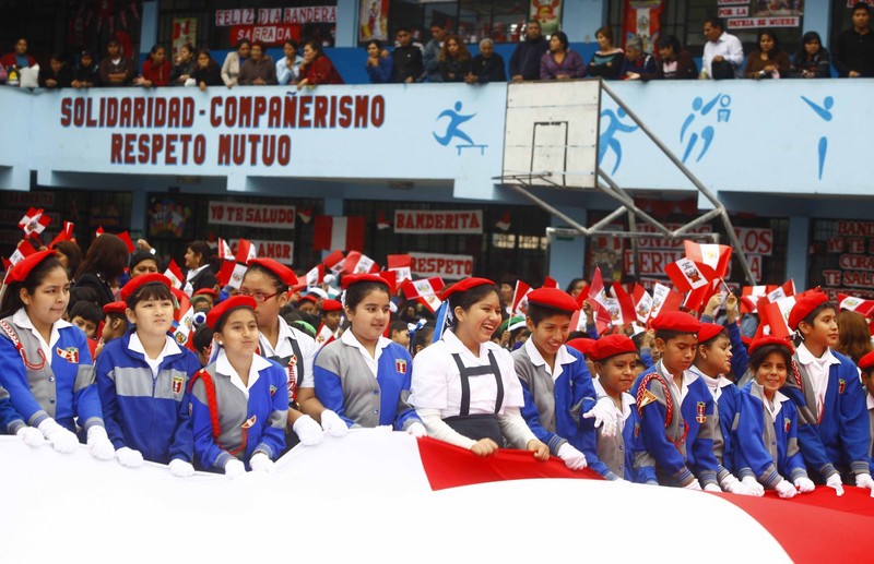 Decenas de escolares del colegio 2049 San Felipe, Comas pasearon bandera más grande del Perú