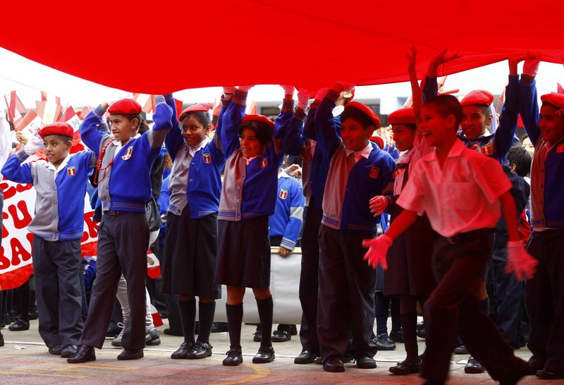 Decenas de escolares del colegio 2049 San Felipe, Comas pasearon bandera más grande del Perú