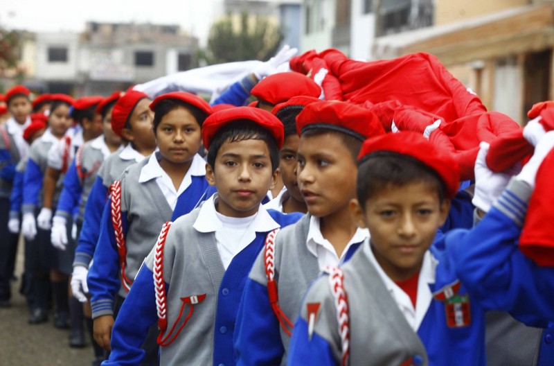 Decenas de escolares del colegio 2049 San Felipe, Comas pasearon bandera más grande del Perú