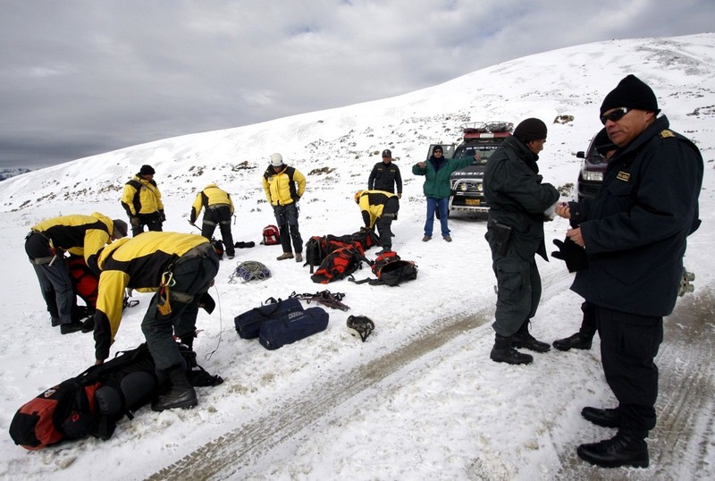 Rescate de los cadáveres en el nevado Mama Rosa de Paucartambo Cusco Tuvo que detenerse por mal tiempo en la zona