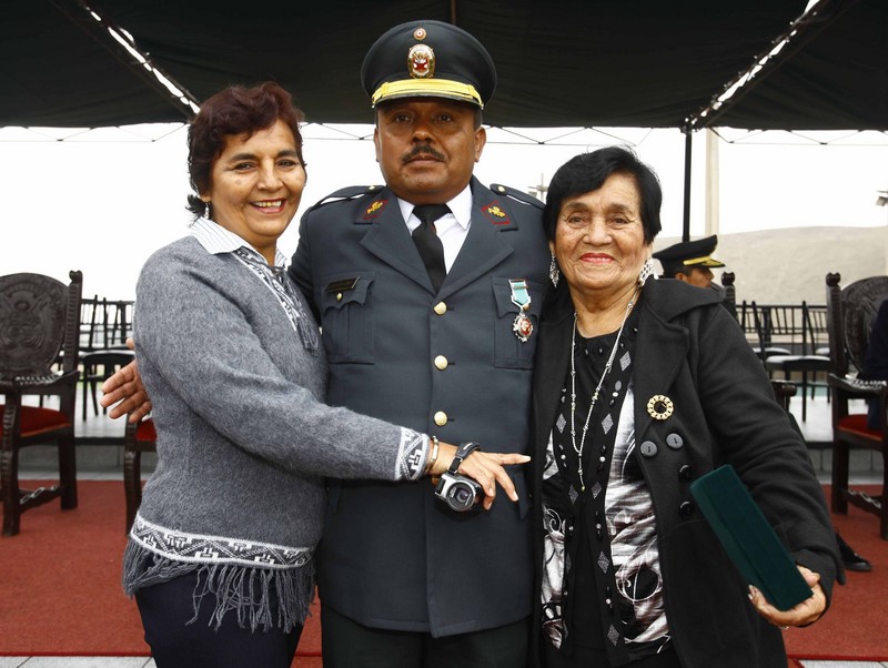 Ministro del Interior, Wilver Calle condecora al Superior PNP, Juan Mogollón Farfán, con la Orden al Mérito