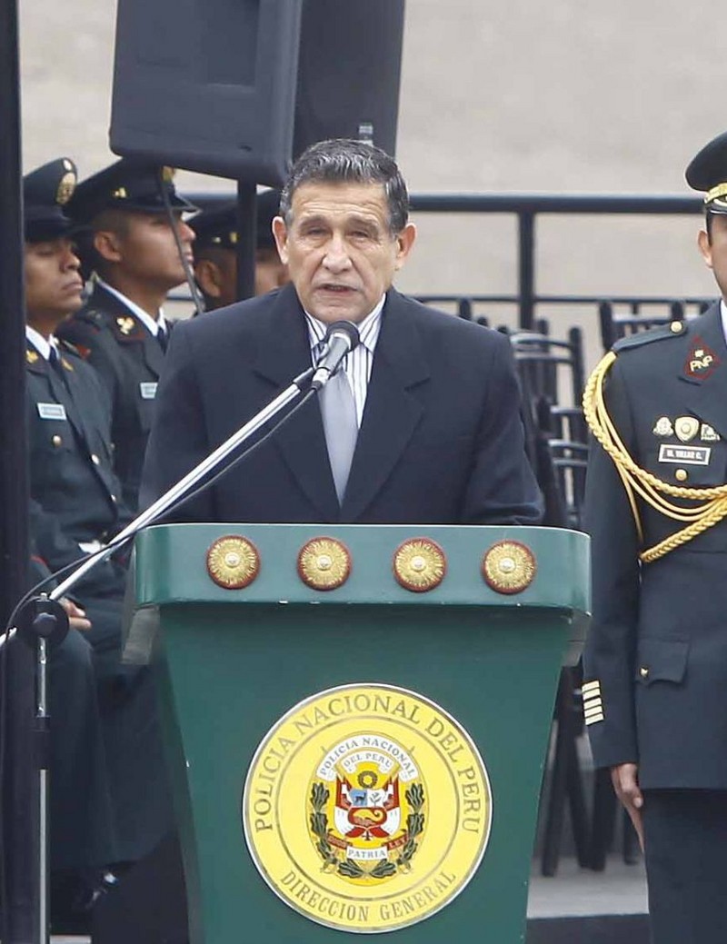 Ministro del Interior, Wilver Calle condecora al Superior PNP, Juan Mogollón Farfán, con la Orden al Mérito