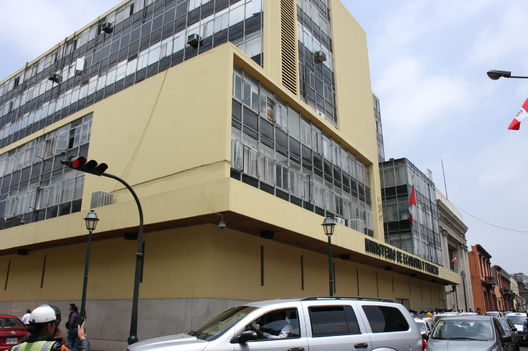 Unas vistas de la fachada del Ministerio de Economia en el centro de Lima