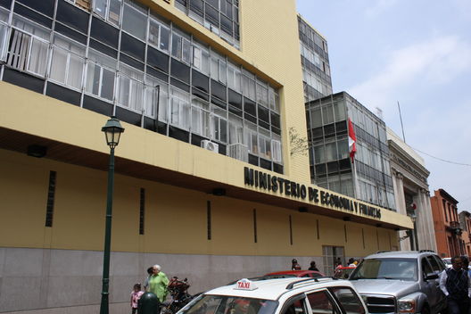 Unas vistas de la fachada del Ministerio de Economia en el centro de Lima