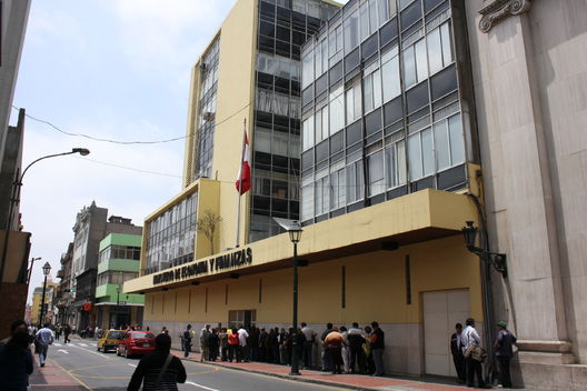 Unas vistas de la fachada del Ministerio de Economia en el centro de Lima