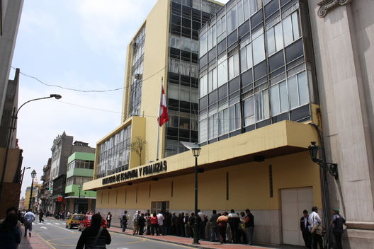 Unas vistas de la fachada del Ministerio de Economia en el centro de Lima