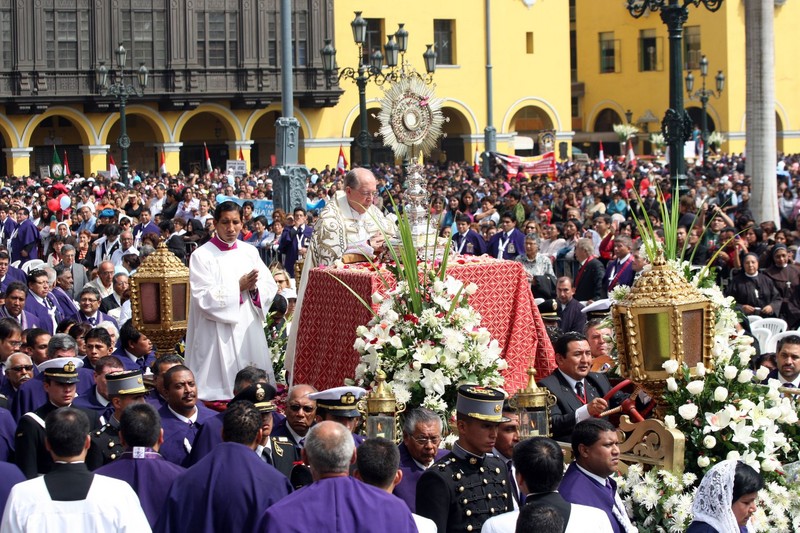 El Cardenal Juan Luis Cipriani presidio la misa al Corpus Christi, que se realizó en la Plaza Mayor de lima