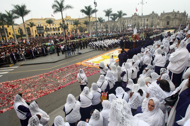 El Cardenal Juan Luis Cipriani presidio la misa al Corpus Christi, que se realizó en la Plaza Mayor de lima