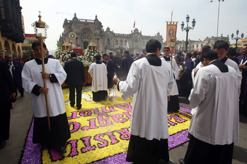 El Cardenal Juan Luis Cipriani presidio la misa al Corpus Christi, que se realizó en la Plaza Mayor de lima