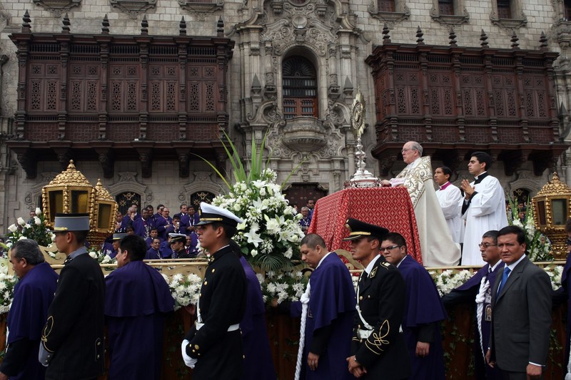 El Cardenal Juan Luis Cipriani presidio la misa al Corpus Christi, que se realizó en la Plaza Mayor de lima