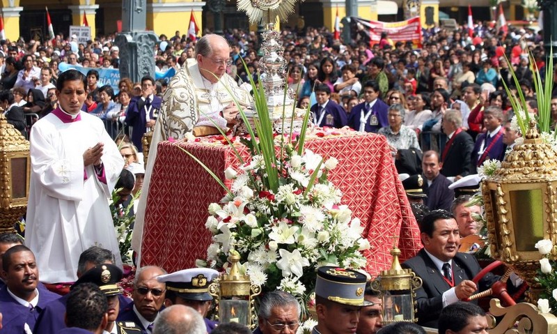 El Cardenal Juan Luis Cipriani presidio la misa al Corpus Christi, que se realizó en la Plaza Mayor de lima