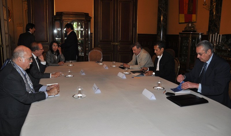 Presidente Ollanta Humala, se reunió en París con equipo jurídico del Perú ante La Haya