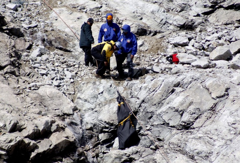 Rescate de víctimas de helicóptero siniestrado en el nevado Mama Rosa de Paucartambo Cusco