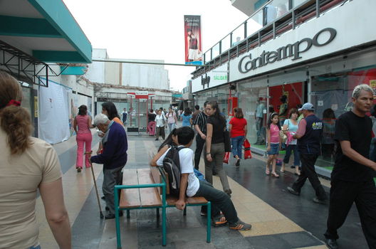 Una mañana dinàmica de compras en el Centro Comercial Plaza San Miguel