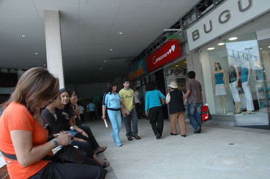 Una mañana dinàmica de compras en el Centro Comercial Plaza San Miguel