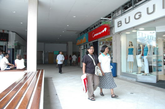 Una mañana dinàmica de compras en el Centro Comercial Plaza San Miguel