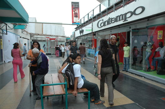 Una mañana dinàmica de compras en el Centro Comercial Plaza San Miguel