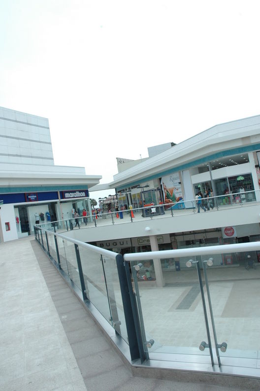 Una mañana dinàmica de compras en el Centro Comercial Plaza San Miguel