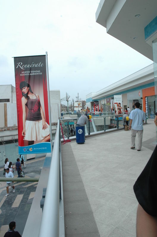 Una mañana dinàmica de compras en el Centro Comercial Plaza San Miguel