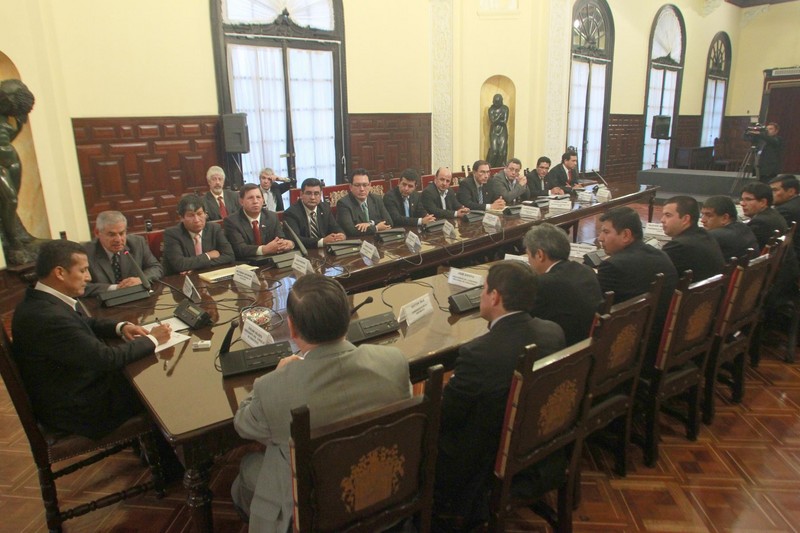 Presidente Ollanta Humala sostuvo reunión con presidentes regionales en el salón dorado de palacio de gobierno