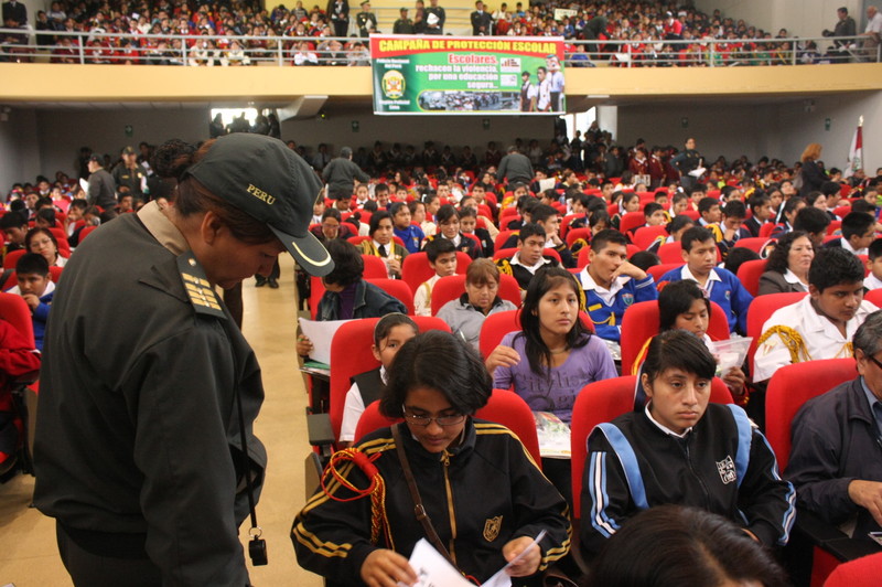 La policía nacional del Perú inicia campaña contra el bullying en todos los colegios de lima