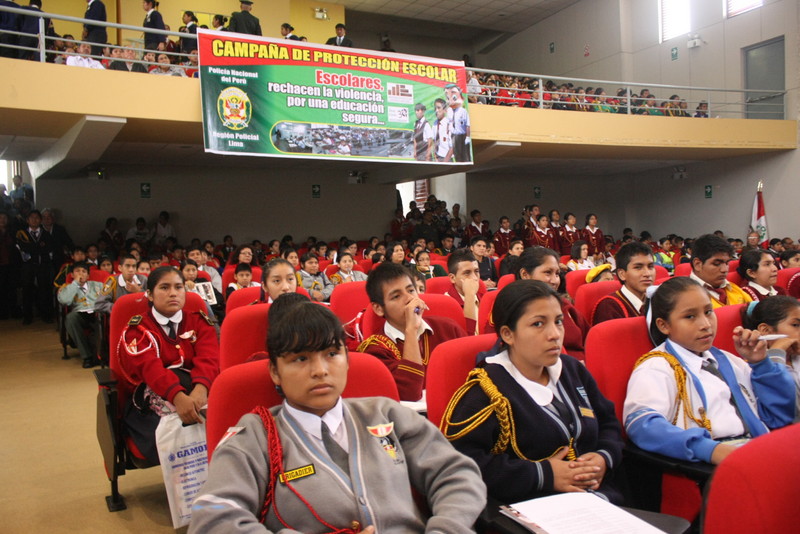 La policía nacional del Perú inicia campaña contra el bullying en todos los colegios de lima