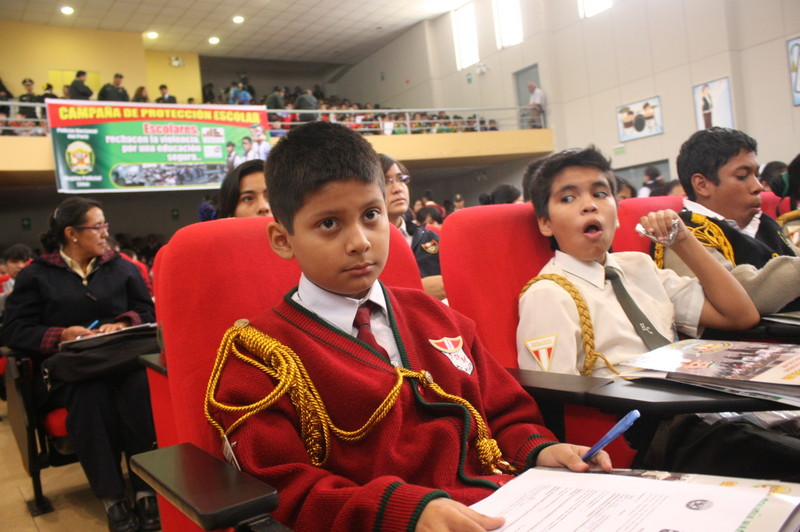 La policía nacional del Perú inicia campaña contra el bullying en todos los colegios de lima