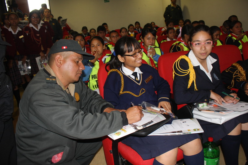 La policía nacional del Perú inicia campaña contra el bullying en todos los colegios de lima